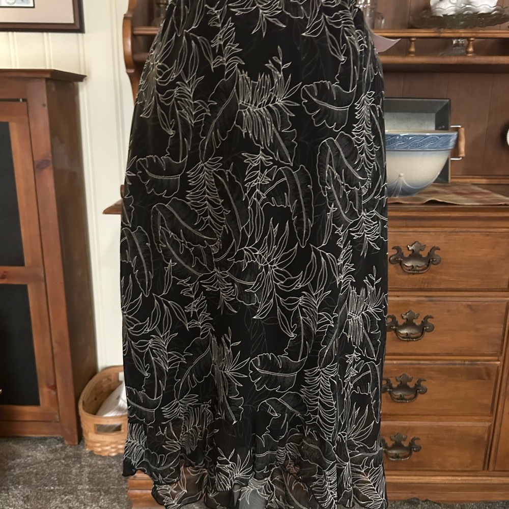 Chic Black and White Leaf Pattern Midi Skirt